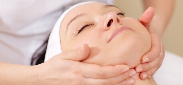 Kvinde som får ansigtsmassage